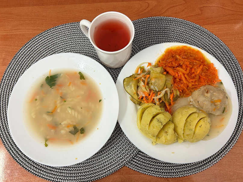 Na zdjęciu znajduje się: Jarzynowa z makaronem dieta, Ziemniaki z tłuszczem gotowane, Pulpet drobiowy, Sos pietruszkowy, Marchew oprószana z olejem, Sałatka szwedzka, Kompot owocowy